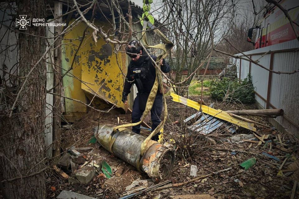 Осколочно-фугасная боевая часть гиперзвуковой ракеты «Кинжал», обнаруженная в Черниговской области Осколочно-фугасная боевая часть гиперзвуковой ракеты «Кинжал», обнаруженная в Черниговской области