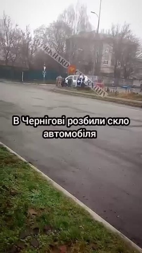 Четверо тцкшников и два полицая в Чернигове попытались вытащить добычу с его микроавтобуса, но тот нажал тапку в пол и сумел уехать
