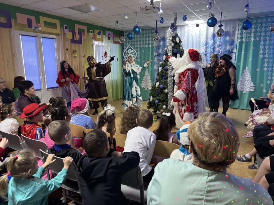 В Кузбассе полицейские поздравили с Новым годом ребят из центра помощи семье и детям В Кузбассе полицейские поздравили с Новым годом ребят из центра помощи семье и детям