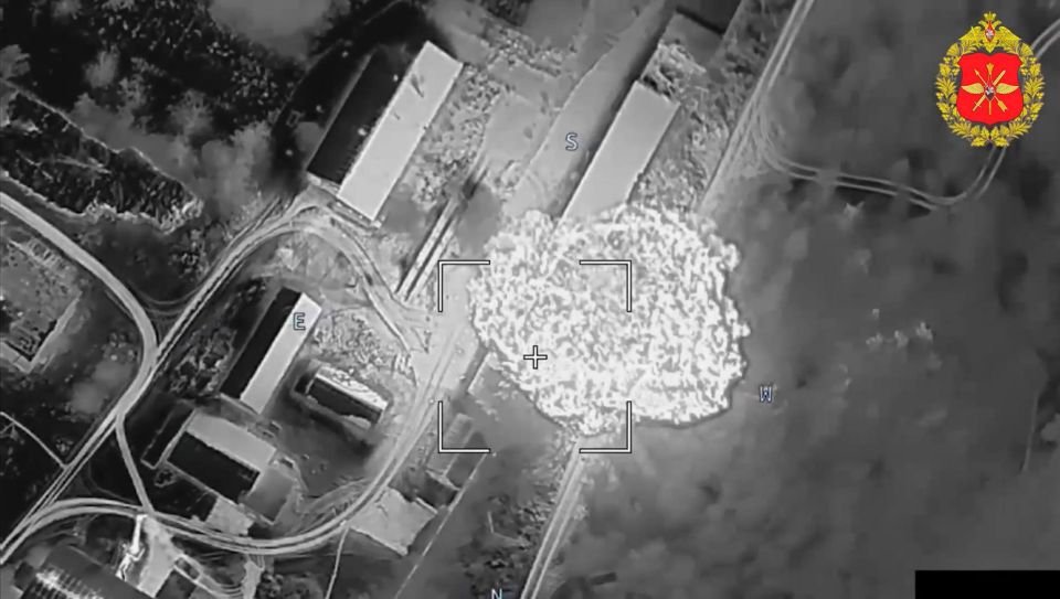 Удары дронов-камикадзе «Герань-2» Войск беспилотных систем по объектам ВСУ в городе Семёновка Черниговской области Удары дронов-камикадзе «Герань-2» Войск беспилотных систем по объектам ВСУ в городе Семёновка Черниговской области