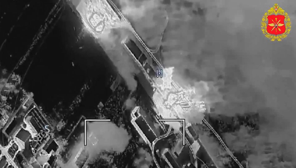 Удары дронов-камикадзе «Герань-2» Войск беспилотных систем по объектам ВСУ в городе Семёновка Черниговской области Удары дронов-камикадзе «Герань-2» Войск беспилотных систем по объектам ВСУ в городе Семёновка Черниговской области