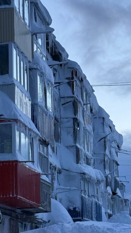 Сугробы на Камчатке выросли до четвертого этажа, а подъезды стали похожи на берлогу Сугробы на Камчатке выросли до четвертого этажа, а подъезды стали похожи на берлогу