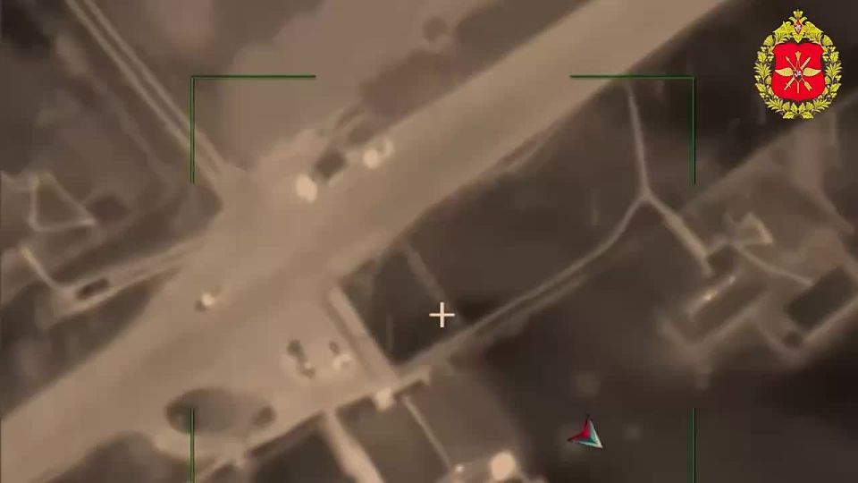 Специалисты войск беспилотных систем, применив БПЛА «Герань», поразили грузовой автомобиль с боеприпасами и транспорт сопровождения ВСУ в районе населенного пункта Холмы в Черниговской области