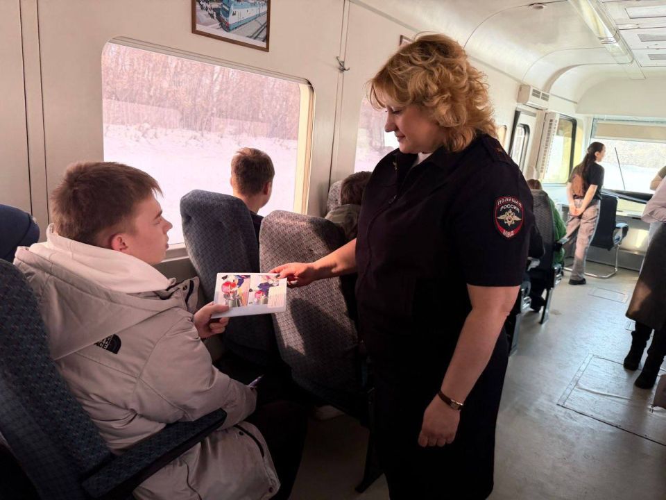 Транспортные полицейские Кузбасса и общественники показали детям работу железнодорожников Транспортные полицейские Кузбасса и общественники показали детям работу железнодорожников