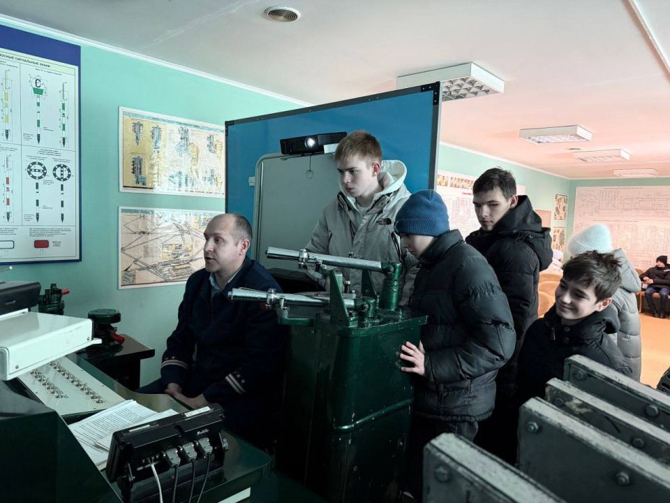 Транспортные полицейские Кузбасса и общественники показали детям работу железнодорожников Транспортные полицейские Кузбасса и общественники показали детям работу железнодорожников