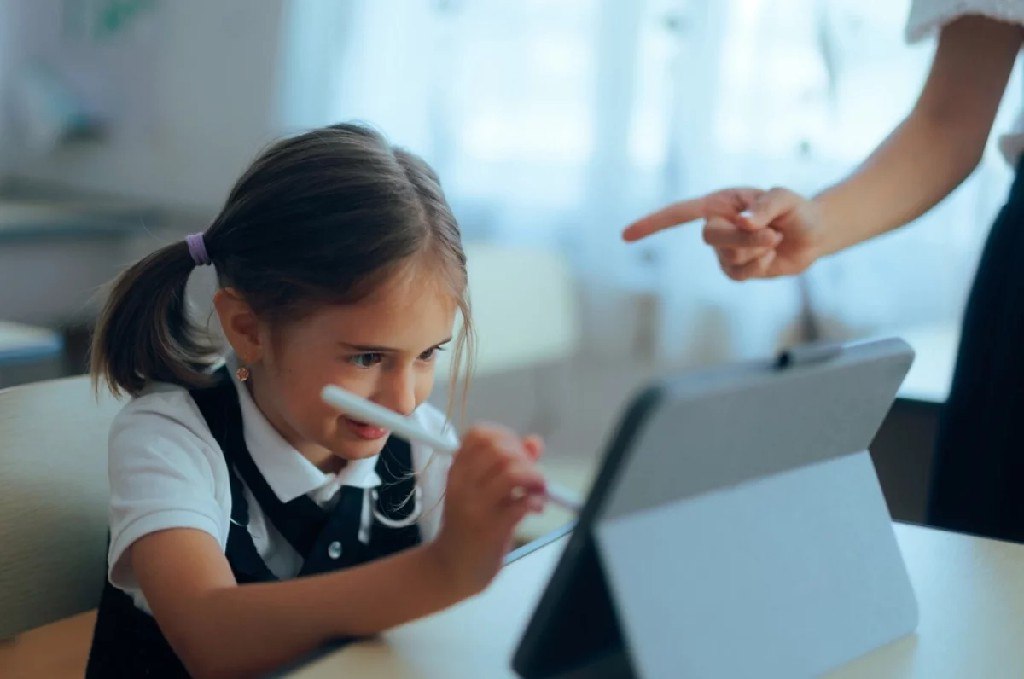 Почему опасно ругать детей за плохие оценки, выяснили ученые