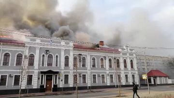 В Чернигове горит здание СБУ, на фоне проблем с отоплением местные жители решили согреть дом