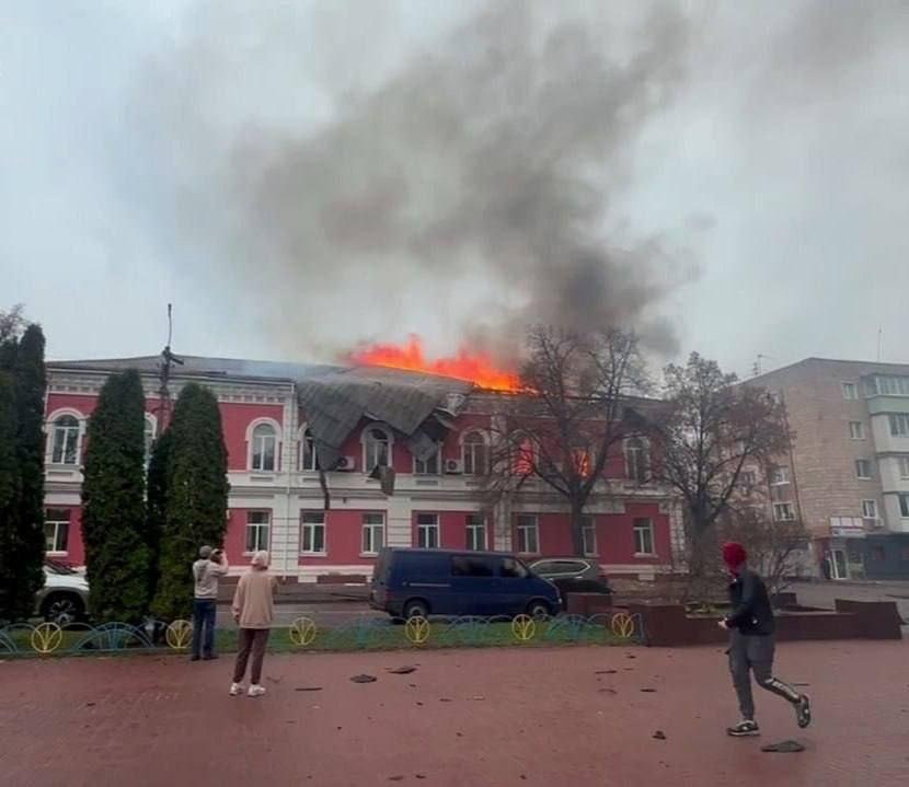 Удары по центрам управления: в Черниговской области поражены здания администрации и налоговой Удары по центрам управления: в Черниговской области поражены здания администрации и налоговой