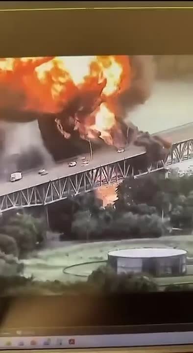 Взрыв произошел на танкере в Панамском канале: загорелось топливо, огонь перекинулся на бензовозы, — СМИ