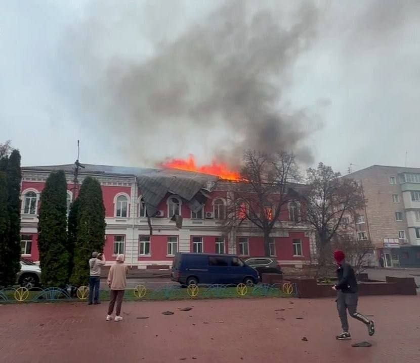 В Прилуках Черниговской области сегодня утром «Герань» посетила здание городской администрации В Прилуках Черниговской области сегодня утром «Герань» посетила здание городской администрации
