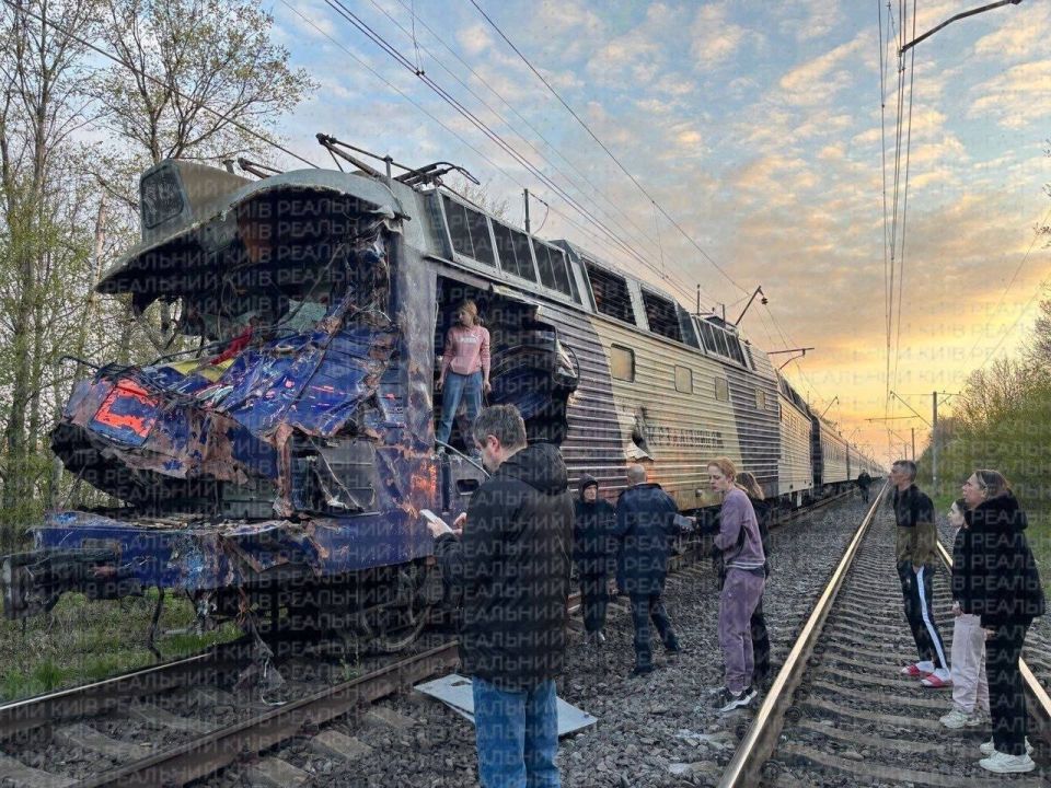 Поезд Киев — Ужгород сошел с рельсов после столкновения с автокраном во Львовской области Поезд Киев — Ужгород сошел с рельсов после столкновения с автокраном во Львовской области