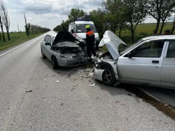 Водителя легковушки зажало в салоне после ДТП в Ленинском районе