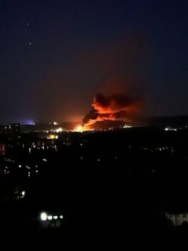 Ночью «Герани» прилетели туда, где их не ждали: горящие военные объекты в Харькове, тёмная Полтава (без света на семь тысяч абонентов), искрящий Кривой Рог с порванным газопроводом, пылающая Одесса на складах ВСУ, а также...