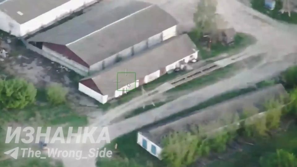 Удар дрона-камикадзе «Герань-2» по складу БПЛА противника в селе Печенюги Черниговской области Удар дрона-камикадзе «Герань-2» по складу БПЛА противника в селе Печенюги Черниговской области