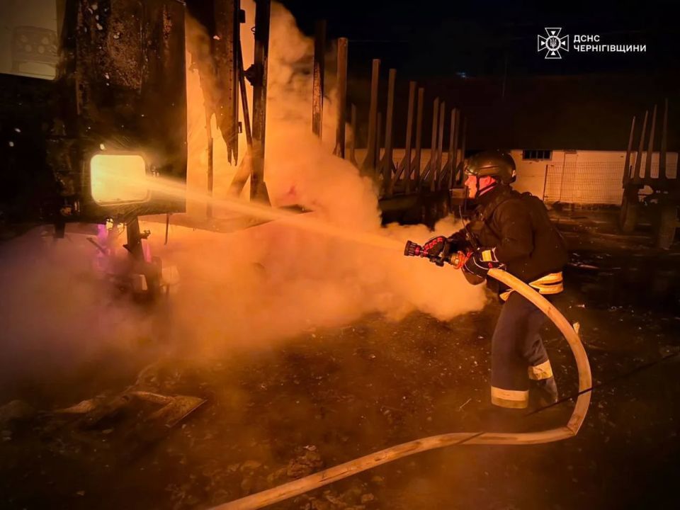 Последствия ударов дронов-камикадзе «Герань-2» по стоянке грузового транспорта в Корюковке Черниговской области сегодня ночью Последствия ударов дронов-камикадзе «Герань-2» по стоянке грузового транспорта в Корюковке Черниговской области сегодня ночью