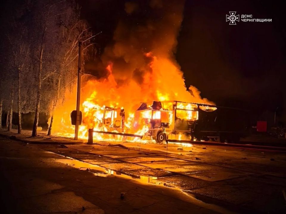 Последствия ударов дронов-камикадзе «Герань-2» по стоянке грузового транспорта в Корюковке Черниговской области сегодня ночью Последствия ударов дронов-камикадзе «Герань-2» по стоянке грузового транспорта в Корюковке Черниговской области сегодня ночью