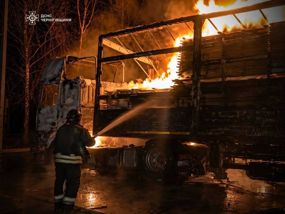 Последствия ударов дронов-камикадзе «Герань-2» по стоянке грузового транспорта в Корюковке Черниговской области сегодня ночью Последствия ударов дронов-камикадзе «Герань-2» по стоянке грузового транспорта в Корюковке Черниговской области сегодня ночью