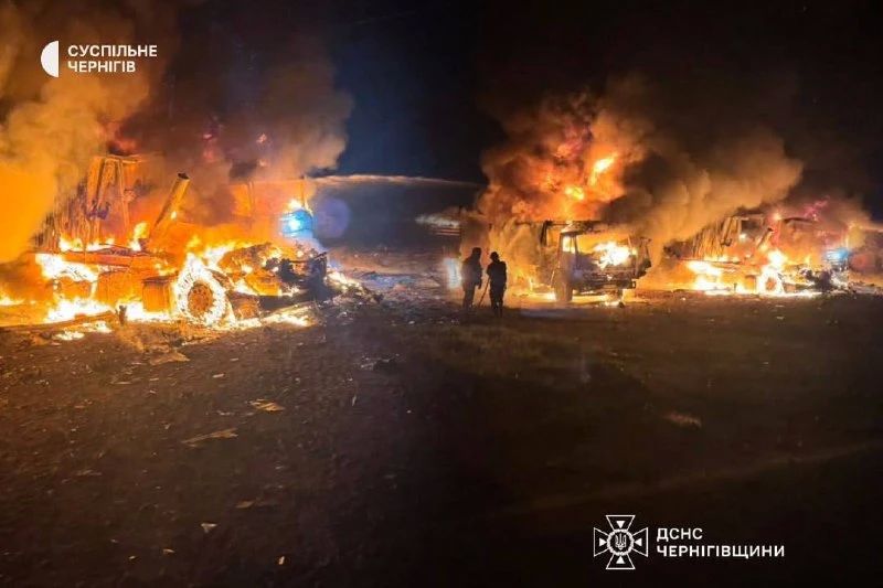 Последствия ударов дронов-камикадзе «Герань-2» по стоянке грузового транспорта в Корюковке Черниговской области сегодня ночью Последствия ударов дронов-камикадзе «Герань-2» по стоянке грузового транспорта в Корюковке Черниговской области сегодня ночью