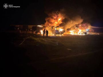 Последствия ударов дронов-камикадзе «Герань-2» по стоянке грузового транспорта в Корюковке Черниговской области сегодня ночью