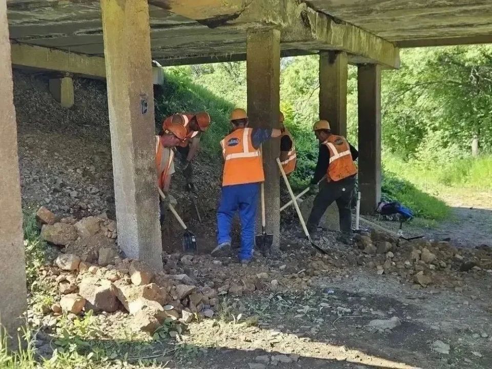 В Приморье начали ремонт аварийного моста на подъезде к селу Абражеевка В Приморье начали ремонт аварийного моста на подъезде к селу Абражеевка