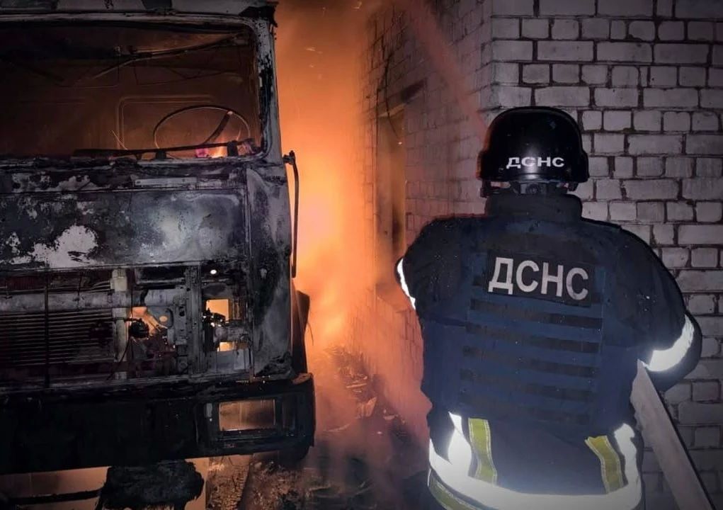 Наши Гераньки накрыли топливный склад боевиков ВСУ в Черниговской области Наши Гераньки накрыли топливный склад боевиков ВСУ в Черниговской области
