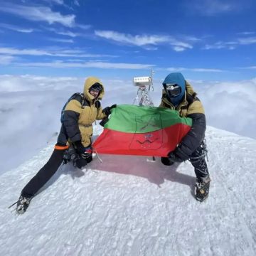 Флаг Запорожской области развернули на самой высокой точке Кавказа, России и Европы – западной вершине горы Эльбрус