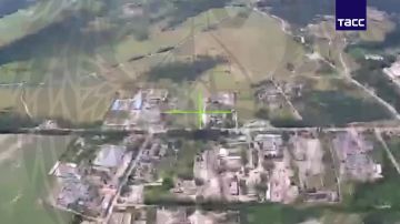 ВС РФ ударами "Гераней" поразили подстанцию в Сновске Черниговской области, после чего был обесточен ряд объектов ВСУ, сообщили в МО РФ