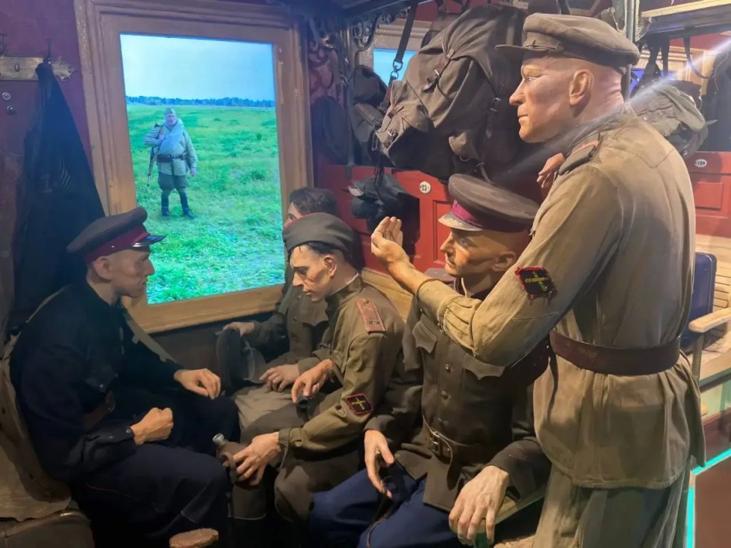 В Кузбассе транспортные полицейские организовали для школьников экскурсию на «Поезд Победы» В Кузбассе транспортные полицейские организовали для школьников экскурсию на «Поезд Победы»