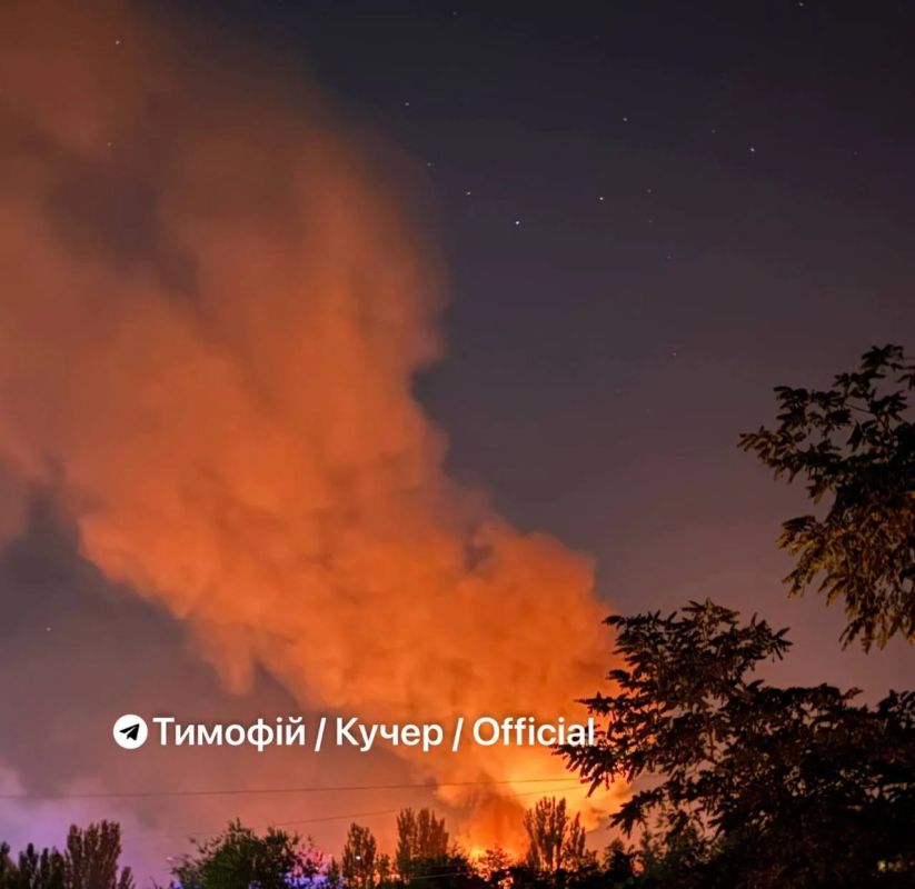 Зарево над Украиной — мощные взрывы гремят в районах, связанных со снабжением ВСУ: Зарево над Украиной — мощные взрывы гремят в районах, связанных со снабжением ВСУ: